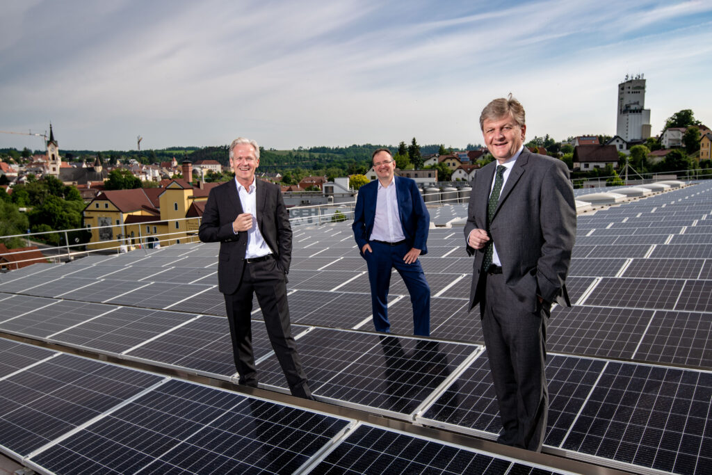 Auf dem Dach mit Photovoltaik Anlage