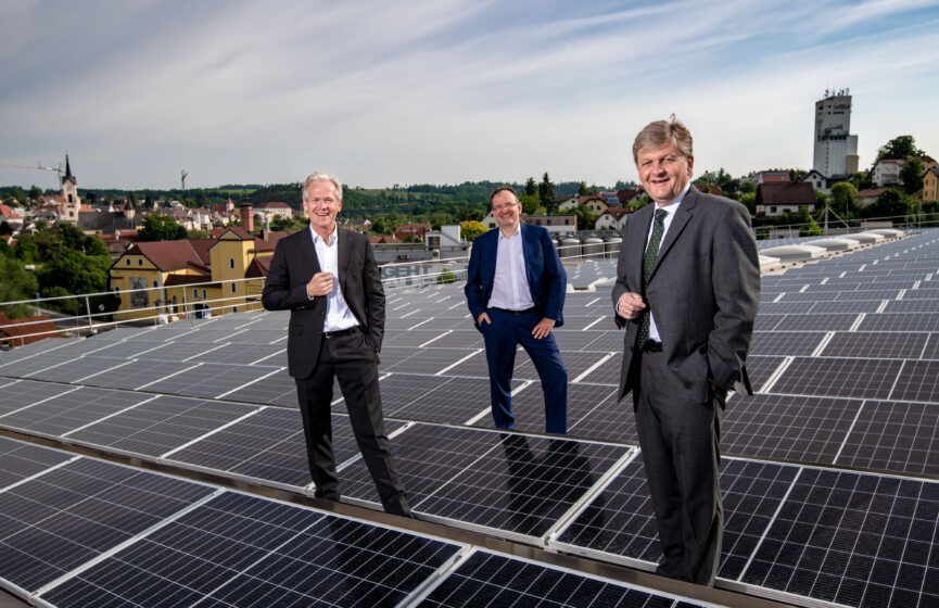 Auf dem Dach mit Photovoltaik Anlage